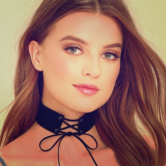 Luluโs Lace-Up Choker - Picture 1 of 2